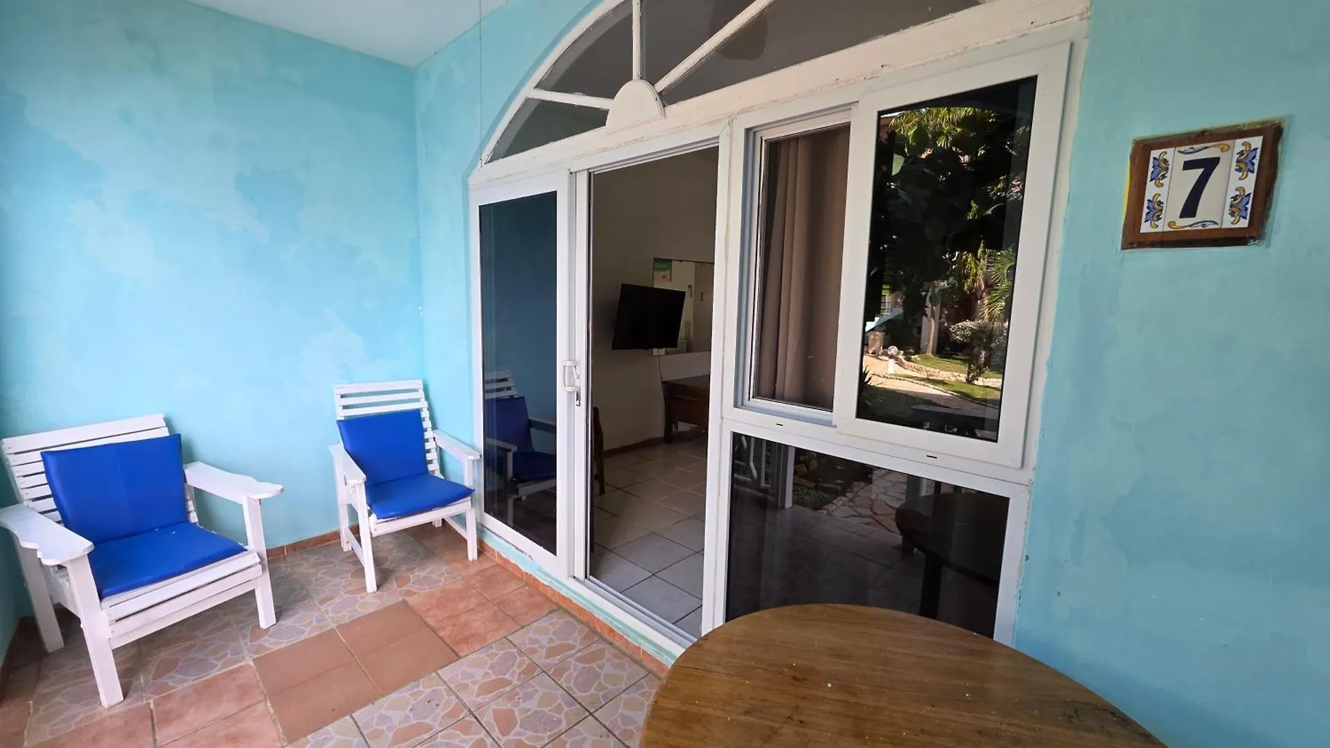 Home Sweet Home Resort Негрил 3*,